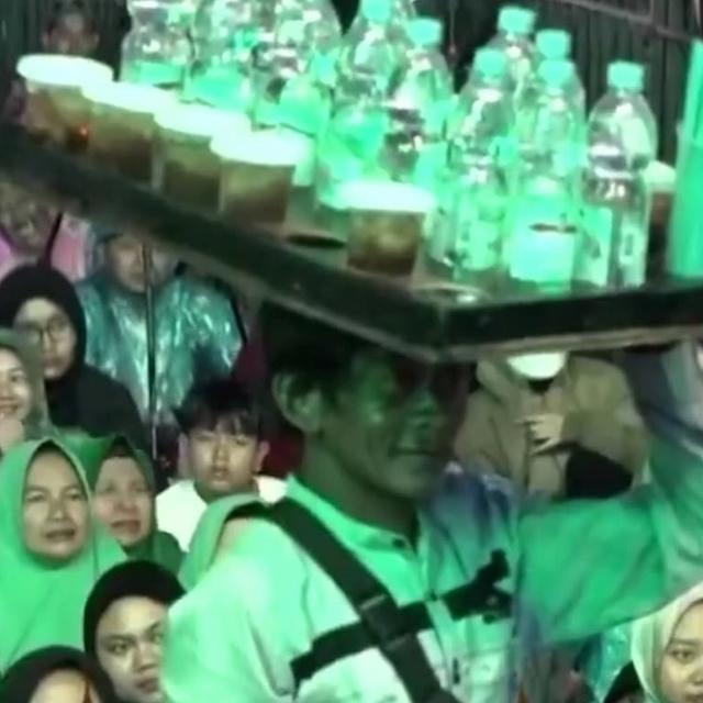 Gus Miftah Temui Penjual Es Teh