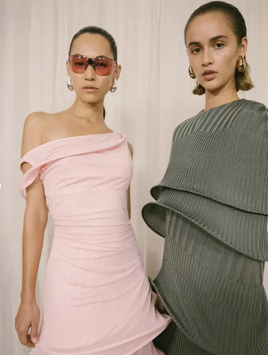 Tak hanya itu saja, warna-warna yang lembut juga menjadi daya tarik tersendiri pada koleksi tory Burch Spring Summer 2024. [Foto: Instagram/ Tory Burch SS 2024].