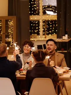 Ilustrasi keluarga, merayakan tahun baru bersama orang tua. (Foto oleh Nicole Michalou : https://www.pexels.com/id-id/foto/keluarga-makan-malam-natal-bersama-5778894/)