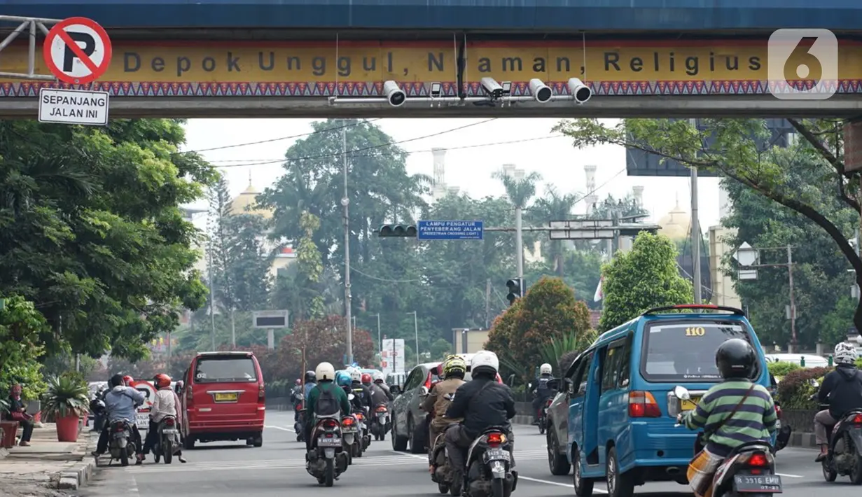 Kamera pengawas atau CCTV terpasang di Jalan Margonda Raya, Depok, Jawa Barat, Rabu (21/10/2020). Satlantas Polrestro Kota Depok menguji coba sistem tilang elektronik bagi pengendara mobil dan motor yang rencananya akan diberlakukan pada 1 November 2020 mendatang. (Liputan6.com/Immanuel Antonius)