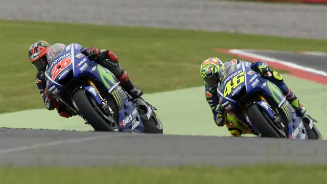 Maverick Vinales dan Valentino Rossi.