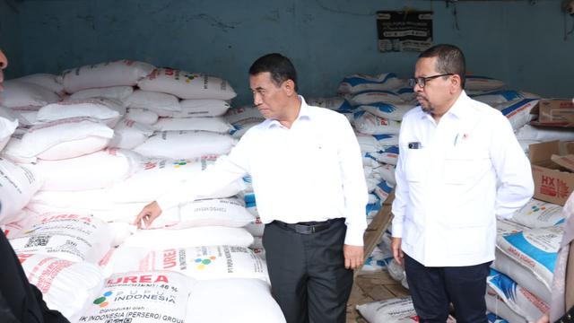 Menteri Pertanian (Mentan) Andi Amran Sulaiman dan Kepala Staf Kepresidenan (KSP) Muhammad Qodari sidak ke Kios Pupuk Mitra Tani Sejati di Provinsi Lampung.