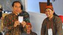 Presiden Joko Widodo menunjukkan surat suara pada Pilkada DKI 2017 di TPS IV, Jakarta, Rabu (15/2). Jokowi menggunakan hak suara untuk pemilihan Gubernur DKI Jakarta. (Liputan6.com/Angga Yuniar)