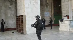 Polisi Israel menyerang puluhan jemaah di kompleks Masjid Al-Aqsa, Yerusalem. (AP Photo/Mahmoud Illean)