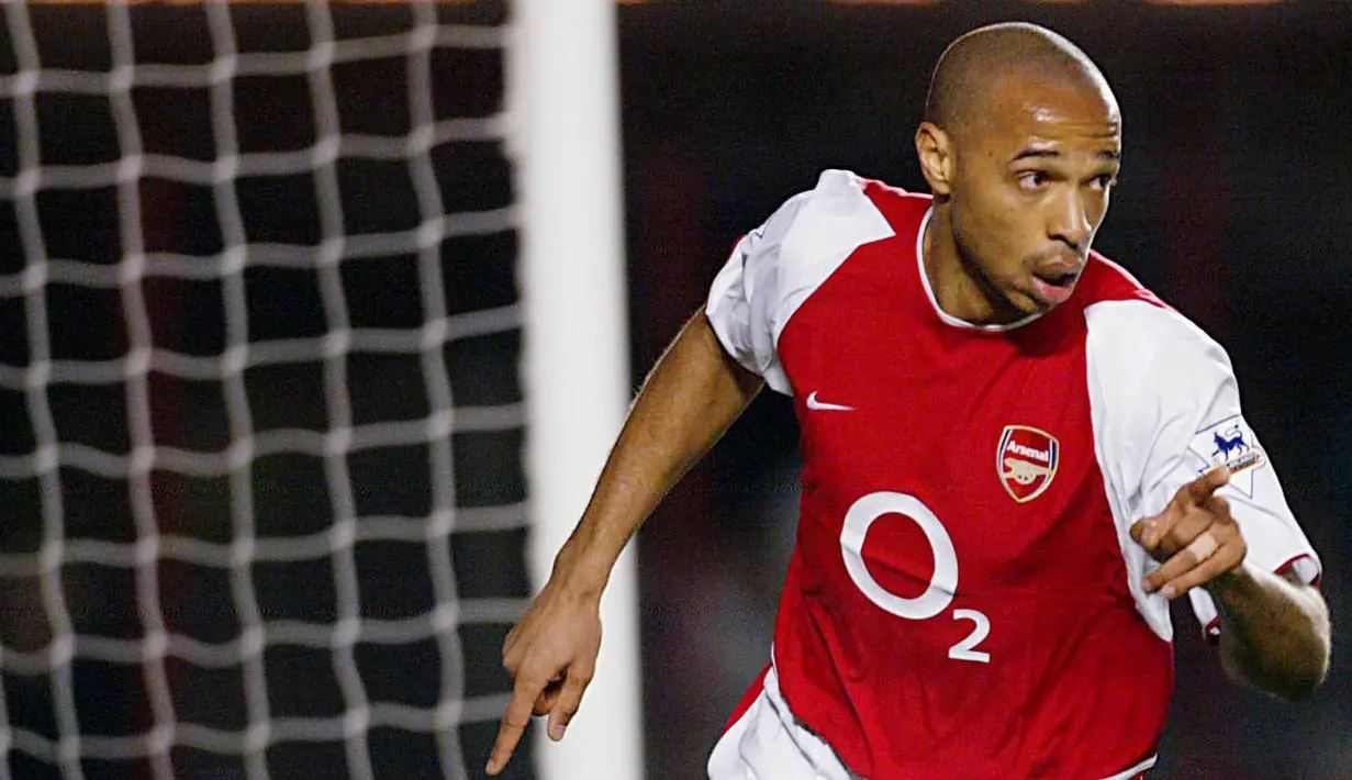 3. Thierry Henry - Pemain bernomor punggung 14 ini adalah mesin gol andalan The Gunners. Kesuksesan Arsenal era Arsene Wenger saat itu tak lepas dari peran kunci nya sebagai striker yang sangat mematikan di depan gawang lawan. (AFP/Odd Andersen)