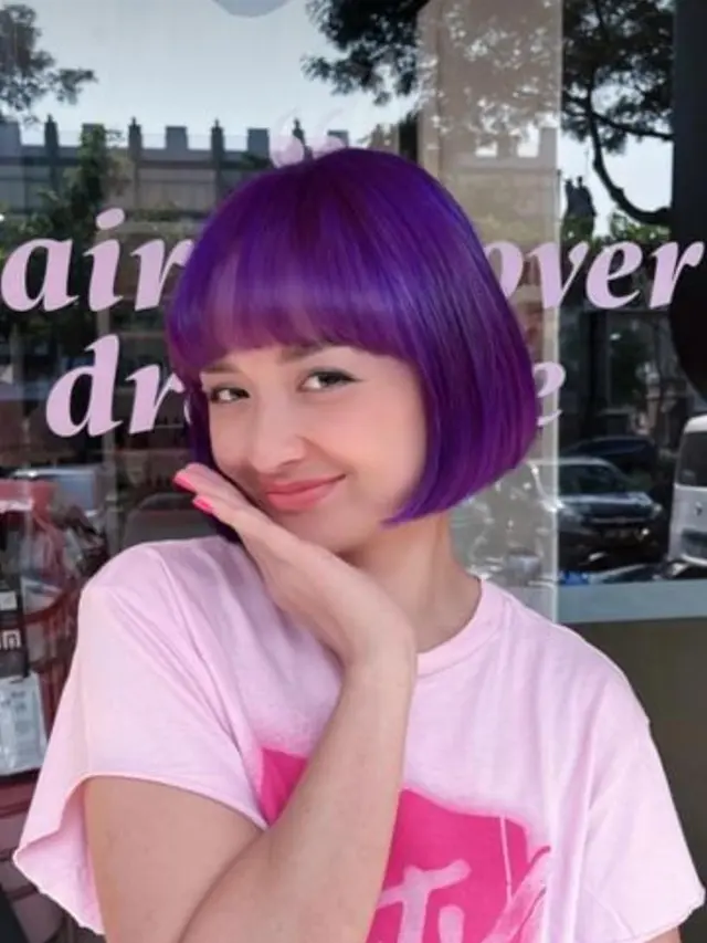 Pesona Joanna Alexandra dengan Warna Rambut Ungu