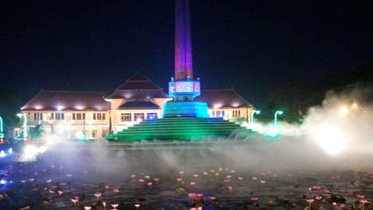 Sejak saat itu, daerah Malang Kucecwara lebih dikenal dengan nama Malang yang berarti penghalang atau yang menghalang-halangi.
