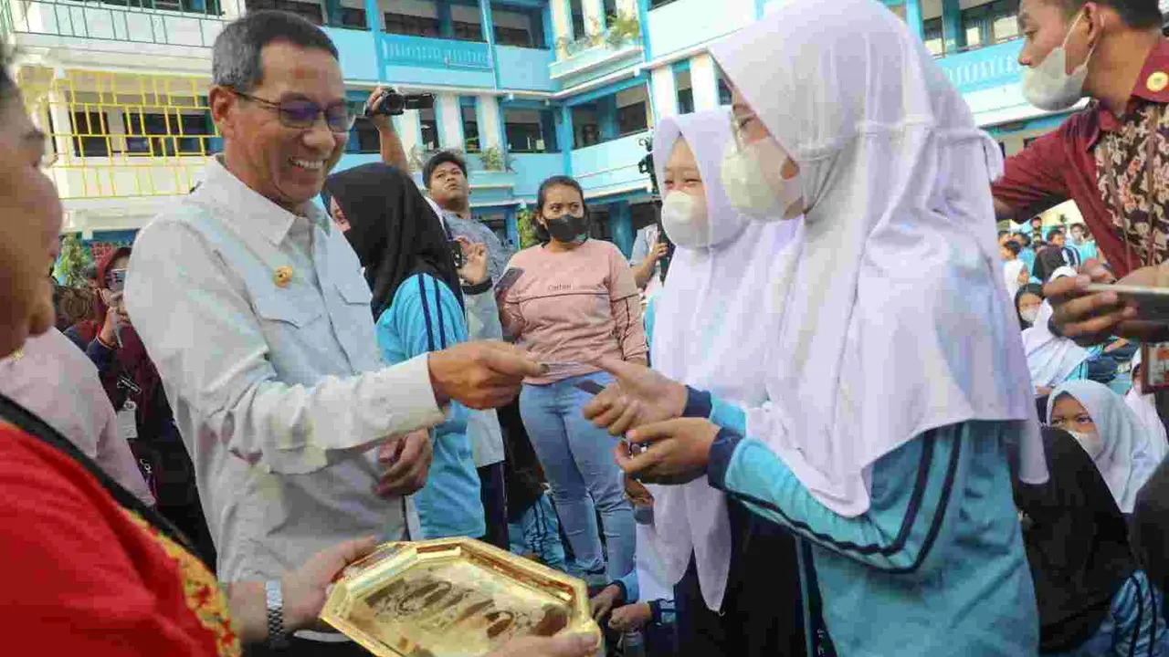 Penjabat (Pj) Gubernur DKI Jakarta Heru Budi Hartono membagikan pil tablet penambah darah kepada para remaja putri untuk rutin dikonsumsi. (Liputan6.com/Winda Nelfira)