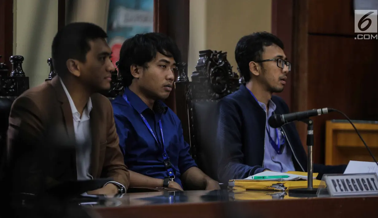 Ketua Wadah Pegawai KPK Yudi Purnomo (kiri) saat mengikuti persidangan gugatan Wadah Pegawai KPK dengan terguguat Pimpinan KPK di Pengadilan Tata Usaha Negara Jakarta, Senin (11/3). Majelis Hakim menolak gugatan ini. (Liputan6.com/Faizal Fanani)