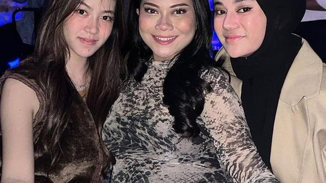 Ketika hangout dengan rekan sesama artis Clara tetap konsisten dengan hijabnya. Sahabat-sahabatnya juga memberi dukungan dengan baik.