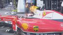 Mobil Kimi Raikonen terbakar saat memasuk pit stop pada balapan perdana di Sirkuit Albert Park, Australia, Minggu (20/3/2016). (Bola.com/F1/Twitter)