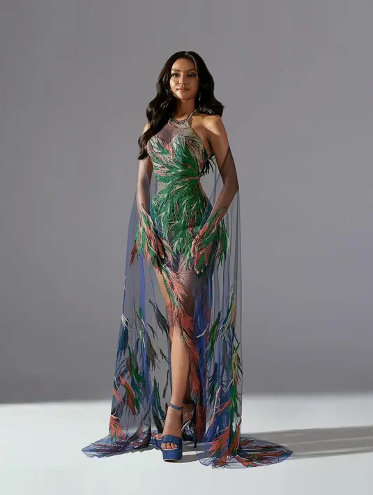 Mewakili Indonesia, Farhana Nariswari mengenakan gaun mahakarya Albert Yanuar dengan tema New Beginning atau awal yang baru. Albert Yanuar merancang gaun ini dengan penuh ketelitian dan detail yang menawan. Ia menerapkan konsep kamuflase yang membuat Farhana Nariswari terlihat dalam 4 pesona yang berbeda meski hanya mengenakan satu gaun.  [Dok/Albert Yanuar]