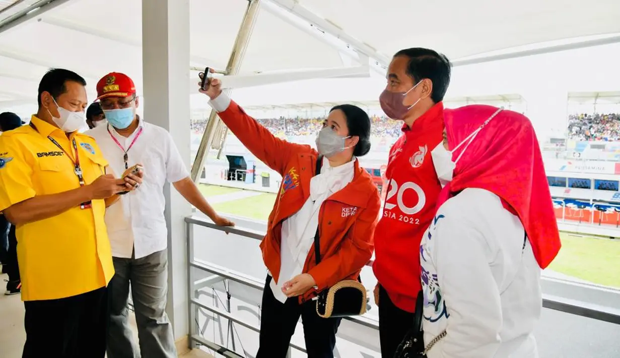 Presiden Joko Widodo dan Ibu Iriana Joko Widodo berfoto dengan Ketua DPR RI Puan Maharani di Pertamina Mandalika International Street Sirkuit, Nusa Tenggara Barat,Minggu (20/3/2022). (Foto: Laily Rachev - Biro Pers Sekretariat Presiden)