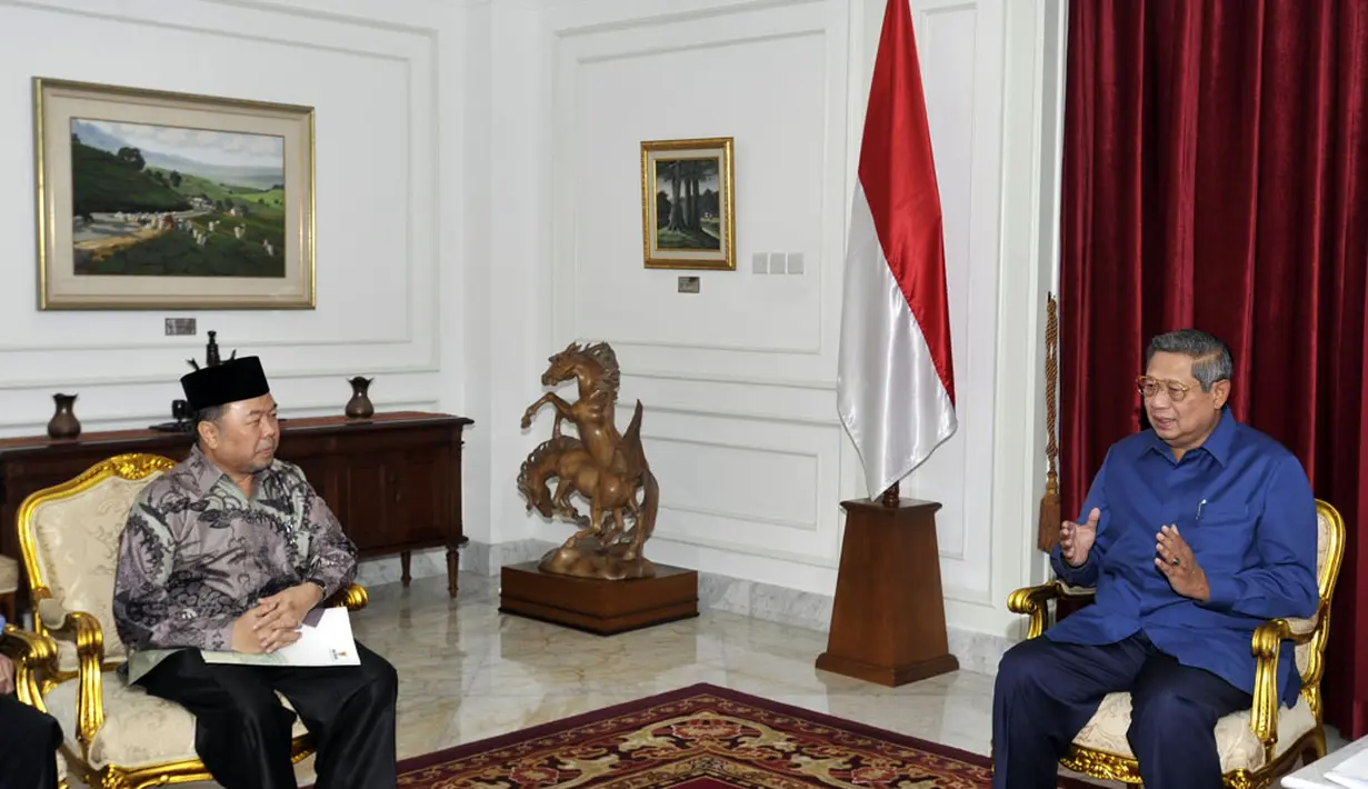 Presiden Susilo Bambang Yudhoyono (kanan) bersiap membayar zakat yang akan diserahkan melalui Ketua Umum Badan Amil Zakat Nasional (BAZNAS) Didin Hafidhuddin (kiri) di Kantor Presiden, Jakarta, (23/7/2014). (ANTARA FOTO/Andika Wahyu)