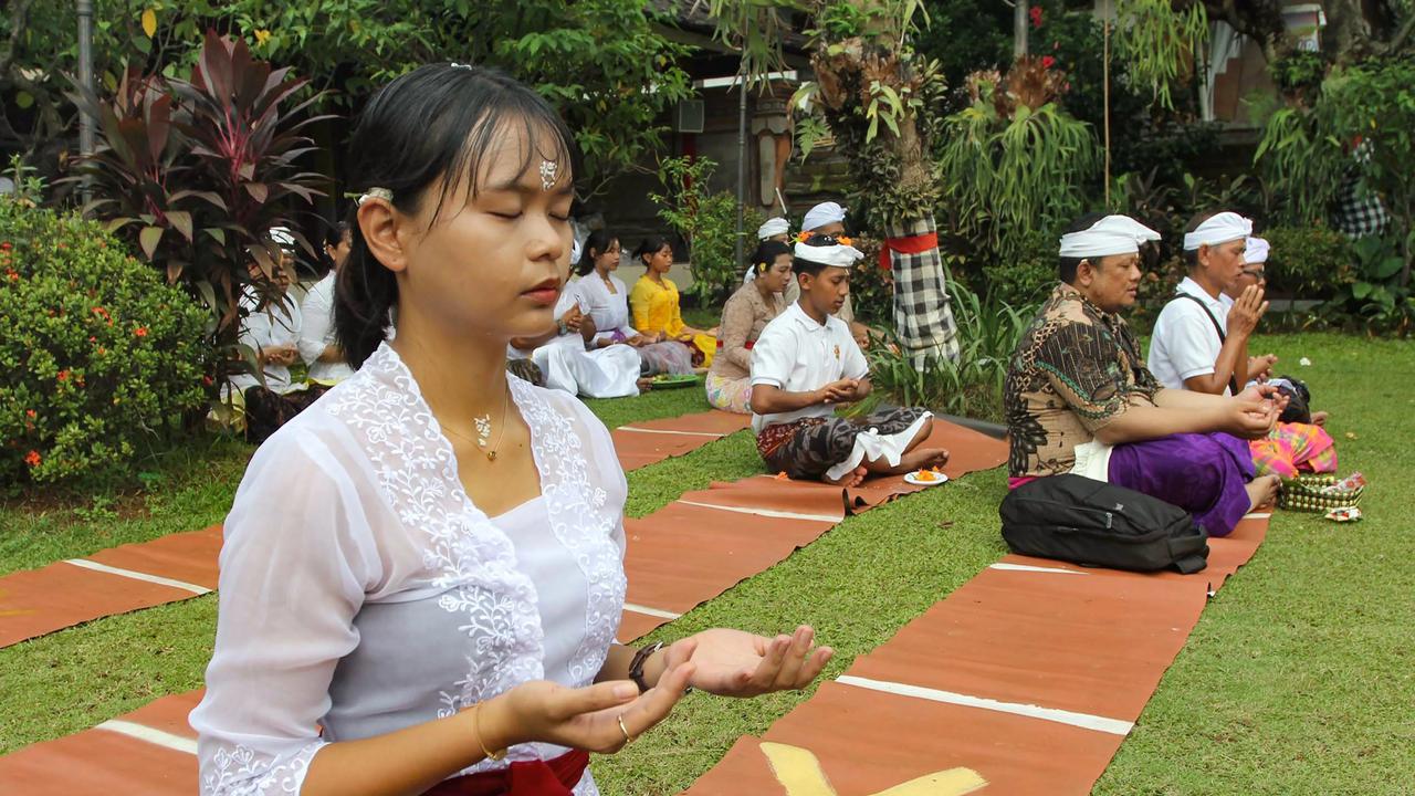 FOTO: Suasana Khusyuk Perayaan Galungan di Pura Cinere, Jakarta Selatan