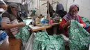 Pelaku UMKM binaan Dinas Koperasi, menyelesaikan produksi seragam sekolah di kawasan PIK Pulogadung, Jakarta, Jumat (3/7/2026). Permintaan seragam meningkat hingga kapasitas produksi mencapai 1.000 potong untuk berbagai pesanan. (Kapanlagi.com/Budy Santoso)