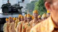 Sejumlah veteran pejuang kemerdekaan mengikuti pawai yang dimulai dari Museum Satria Mandala menuju Gelora Bung Karno, Jakarta, Selasa (11/8/2015). Pawai tersebut merupakan puncak peringatan Hari Veteran Nasional. (Liputan6.com/Yoppy Renato)