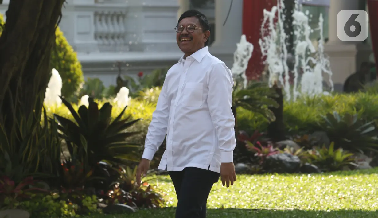 Sekjen Partai Nasdem Johnny G Plate  tiba di Kompleks Istana Kepresidenan di Jakarta, Selasa (22/10/2019). Johnny G Plate  merupakan politikus ketiga dari Partai Nasdem yang diundang ke istana menjelang pengumuman kabinet Jokowi-Ma'ruf pada Rabu besok. (Liputan6.com/Angga Yuniar)