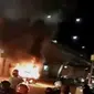 Mobil minibus terbakar di kawasan jalan Daan Mogot. Sementara itu, Adik Ipar Presiden Jokowi jadi saksi kasus suap pajak. 