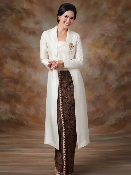 Istri Menteri Perindustrian Republik Indonesia Agus Gumiwang, Loemongga Haoemasan terlihat elegan dibalut kebaya kutubaru satin warna putih panjang dan kain batik warna coklat. [@loemongga]