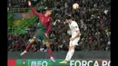 Pemain Timnas Portugal, Cristiano Ronaldo (kiri) berebut bola dengan pemain Timnas Liechtenstein, Noah Frommelt pada laga Kualifikasi Euro 2024 yang berlangsung di Jose Alvalade, Lisboa, Portugal, Jumat (24/03/2023) dini hari WIB. CR7 berhasil menorehkan rekor baru sebagai pemain dengan torehan caps internasional terbanyak dalam sejarah. Lewat 197 penampilannya bersama Selecao, ia berhasil melewati rekor striker Kuwait, Bader Al-Mutawa yang sebelumnya memimpin dengan 196 caps. (AP Photo/Armando Franca)