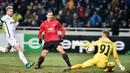 Proses terjadinya gol yang dicetak striker Manchester United, Zlatan Ibrahimovic, ke gawang FC Zorya Luhansk. Dua gol kemenangan Setan Merah dicetak oleh Ibra dan juga Henrikh Mkhitaryan. (AFP/Sergei Supinsky)