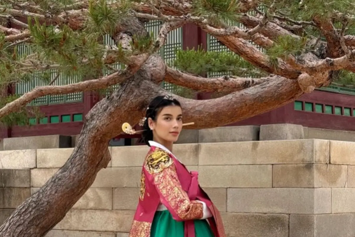 Potret Sabrina Chairunnisa Pakai Hanbok Korea