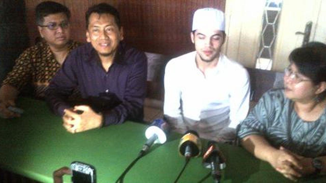 Di sela persidangan, Diego memutuskan memeluk Islam