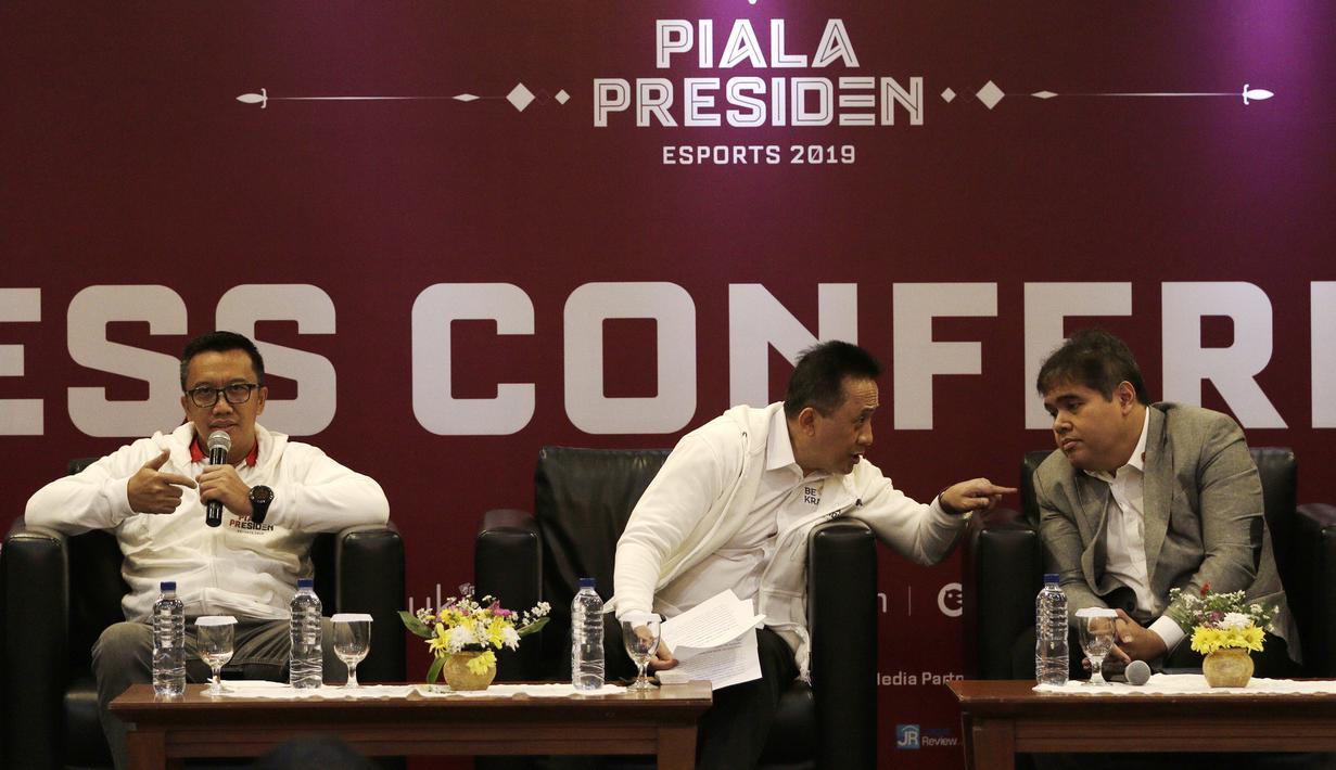 Menpora RI, Imam Nahrawi, saat sesi tanya jawab Piala Presiden Esports 2019 di Gedung Krida Bhakti Setneg, Jakarta, Selasa (26/3). Final turnamen akan diselengarakan pada 30-31 Maret mendatang. (Bola.com/Yoppy Renato)