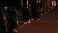Sejumlah abdi dalem serta kerabat melakukan laku bisu dalam ritual Kirab Pusaka Pura Mangkunegaran menyambut Satu Syuro di Solo, Sabtu (31/8/2019) malam. Ritual tersebut merupakan tradisi setiap memasuki tahun baru Islam. (merdeka.com/Iqbal S Nugroho)