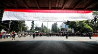 Bendera raksasa berkibar di bawah Jalan Layang Prof. Mochtar Kusumaatmadja atau Flyover Pasopati, 17 Agustus 2024. (Pemkot Bandung)