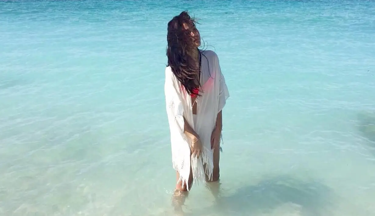 Wanita yang diisukan sedang dekat dengan Iqbaal Ramadhan ini ternyata juga hobi tampil seksi. Coba lihat, berada di tepi pantai Vanesha Presilla tampak seksi dengan baju putihnya. (Instagram/vaneshaass)