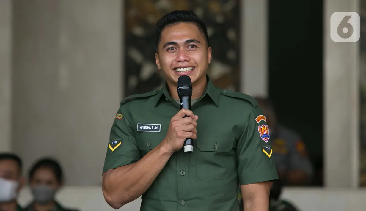 Aprilia Manganang memberi sambutan setelah namanya berubah menjadi Aprilio Perkasa Manganang di Mabes AD, Jakarta, Jumat (19/3/2021). PN Tondano resmi mengabulkan permohonan pengubahan nama Aprilia Manganang menjadi Aprilio Perkasa Manganang. (Liputan6.com/Faizal Fanani)