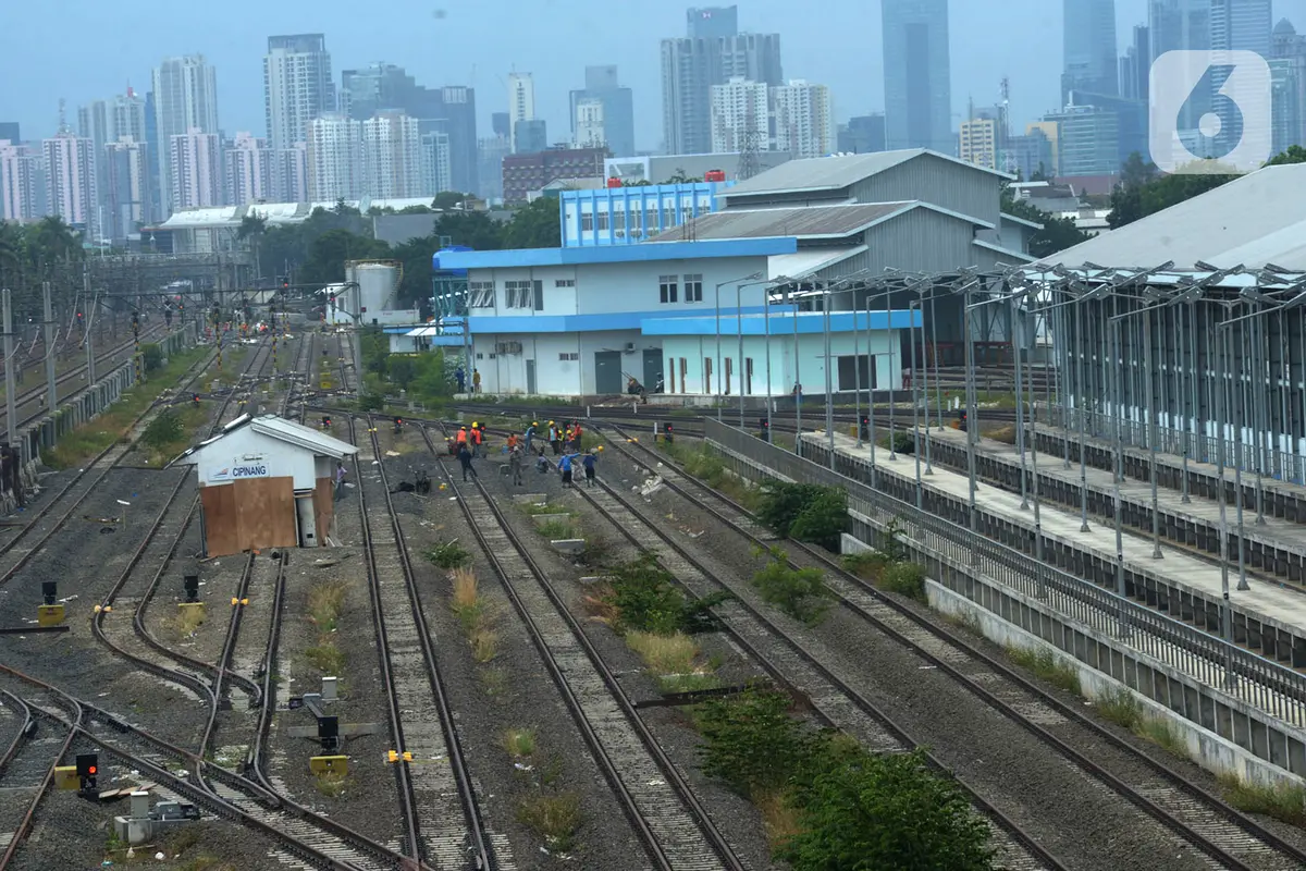 Melihat Perbaikan Rel Kereta di Depo Cipinang
