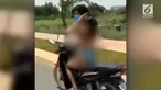Video wanita berbikini naik motor gemparkan warganet.