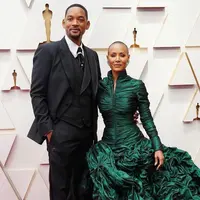 Will Smith dan Jada Pinkett terlihat begitu memukau saat menghadiri Oscar 2022. Will mengenakan tuxedo dari Dolce & Gabbana, sementara Jada tampil dramatis dengan gaun emerald dair Jean Paul Gaultier. (Instagram/estylomag).