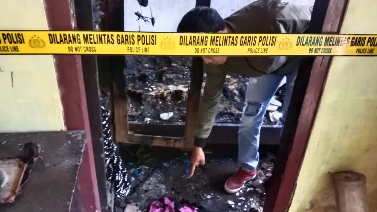Polisi Lakukan Olah TKP pembakaran rumah akibat cemburu (Istimewa)