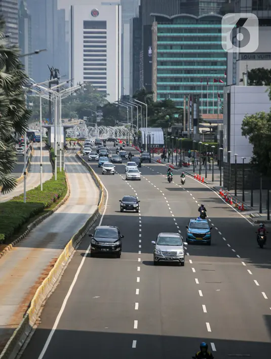 Suasana lalu lintas kawasan Jalan Thamrin, Jakarta, Selasa (22/9/2020). Kepala Dinas Perhubungan DKI Syafrin Liputo mengatakan selama sepekan PSBB Jakarta terjadi penurunan yang fluktuatif pada volume kendaraan masuk ke Ibu Kota mulai dari 5 persen hingga 19 persen.  (Liputan6.com/Faizal Fanani)