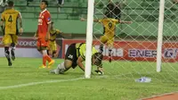 Pemain Mitra Kukar Patrick Dos Santos mencetak gol ke gawang Persija Jakarta (Bola.com/Robby Firly)