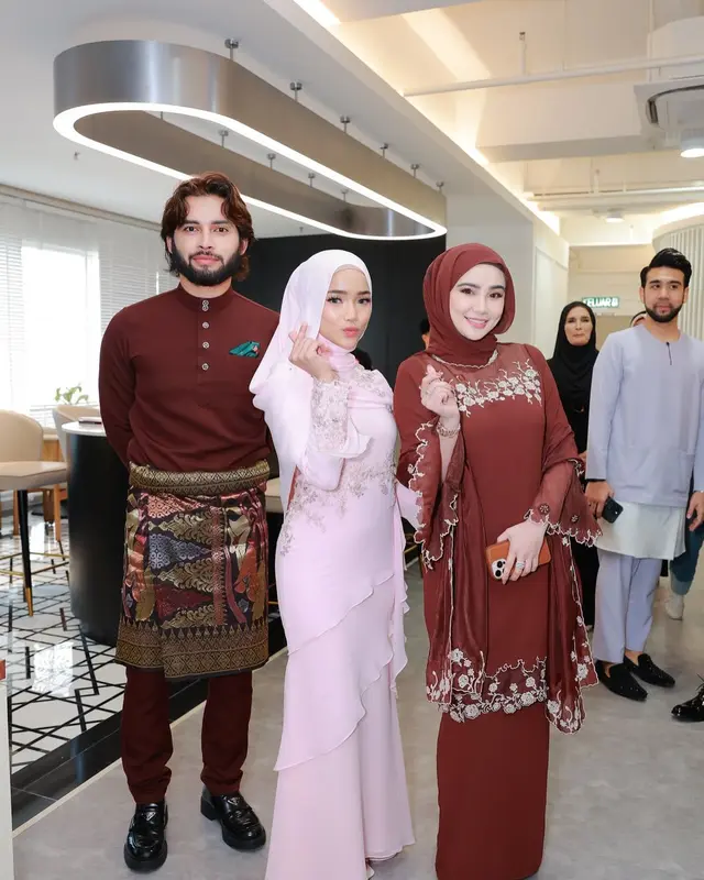 6 Potret Fuji dan Davina Karamoy jadi model hijab di Malaysia, tampilkan pesona anggun dan elegan
