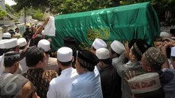 Jenazah mantan Imam Besar Masjid Istiqlal, Ali Mustafa Yaqub  dibawa menuju rumah duka di Pisangan Barat, Ciputat, Tangsel, Kamis (28/4). Rencananya, Ali Mustafa akan dimakamkan setelah zuhur di kompleks pesantren Darus-Sunnah (Liputan6.com/Helmi Afandi)