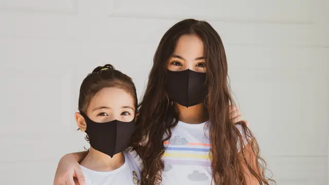 Contoh ilustrasi anak mengenakan masker karena tingginya paparan polusi