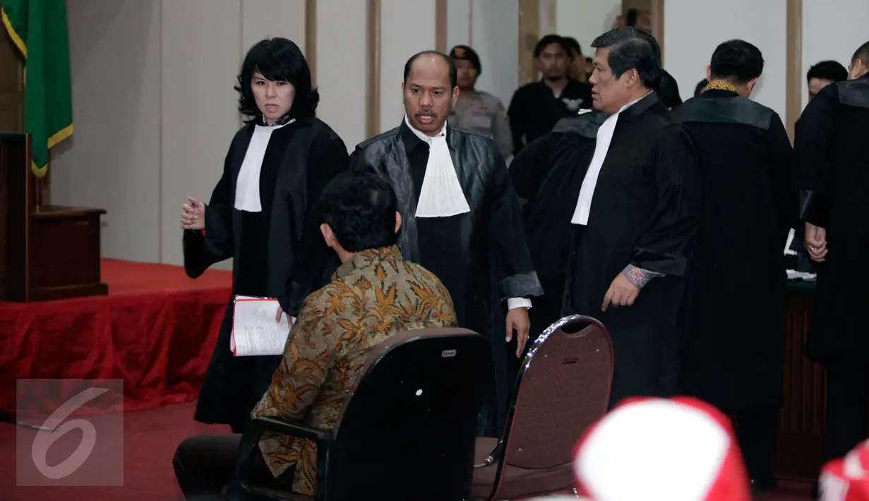 Basuki Tjahaja Purnama atau Ahok berdiskusi dengan kuasa hukumnya saat sidang lanjutan di Auditorium Kementan, Jakarta, Selasa (11/4). Sidang beragenda pembacaan tuntutan terhadap Ahok itu oleh majelis hakim ditunda. (Liputan6.com/Pool/Rommy Pujianto)