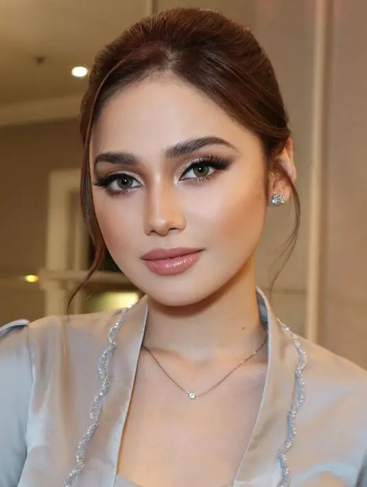 Glam look diciptakan melalui complexion yang matte, kontur yang tegas, dan highlighter untuk menonjolkan fitur wajah Syifa. [Foto: IG/syifahadju].