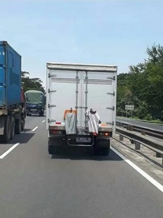 6 Foto Kendaraan Nyangkut, Bikin Enggak Habis Pikir