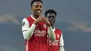 Gelandang Arsenal,  Joe Willock (kiri) berselebrasi usai mencetak gol ke gawang Molde pada pertandingan grup B Liga Europa di Emirates Stadium di London (5/11/2020). Arsenal menang telak atas Molde 4-1. (AFP/Glyn Kirk)