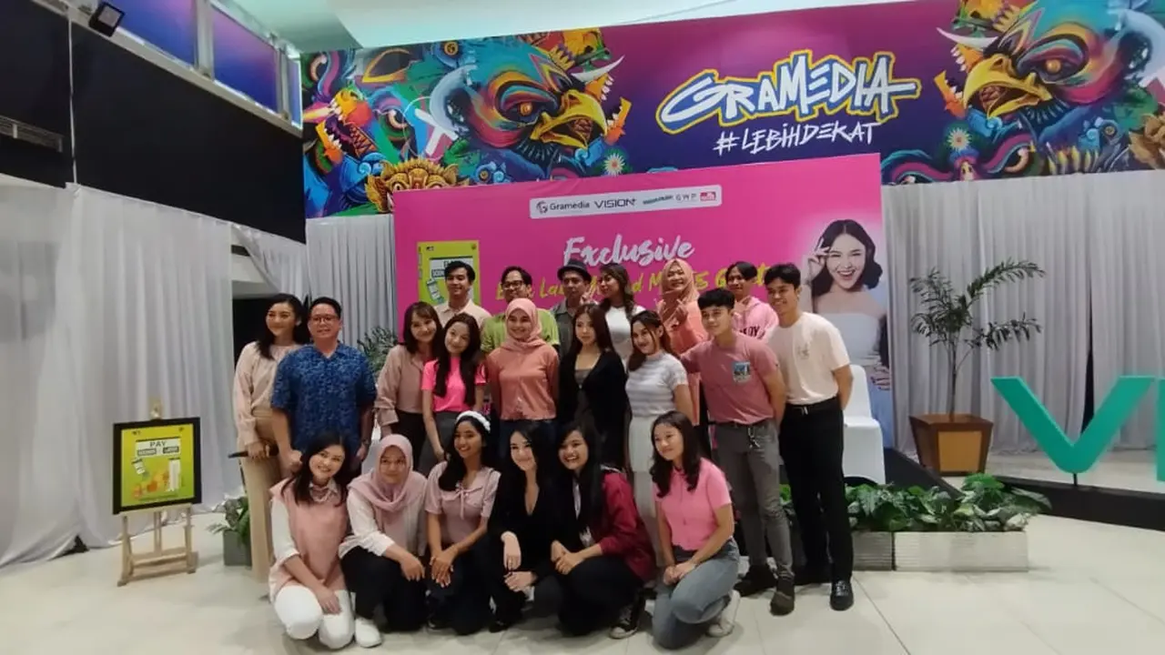 Foto seluruh cast beserta dengan para pemenang quiz Starvision
