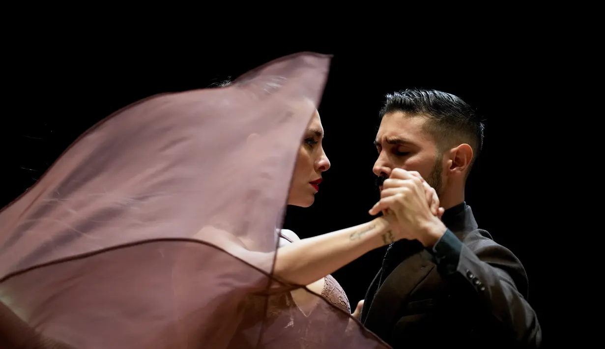 Sergio Almiron dan Laly Torres menari saat berlaga di babak final kategori panggung Kejuaraan Dunia Tango di Buenos Aires, Argentina (25/9/2021). Kejuaran ini diikuti oleh penari dari 25 negara yang bertarung menjadi yang terbaik. (AP Photo/Natacha Pisarenko)