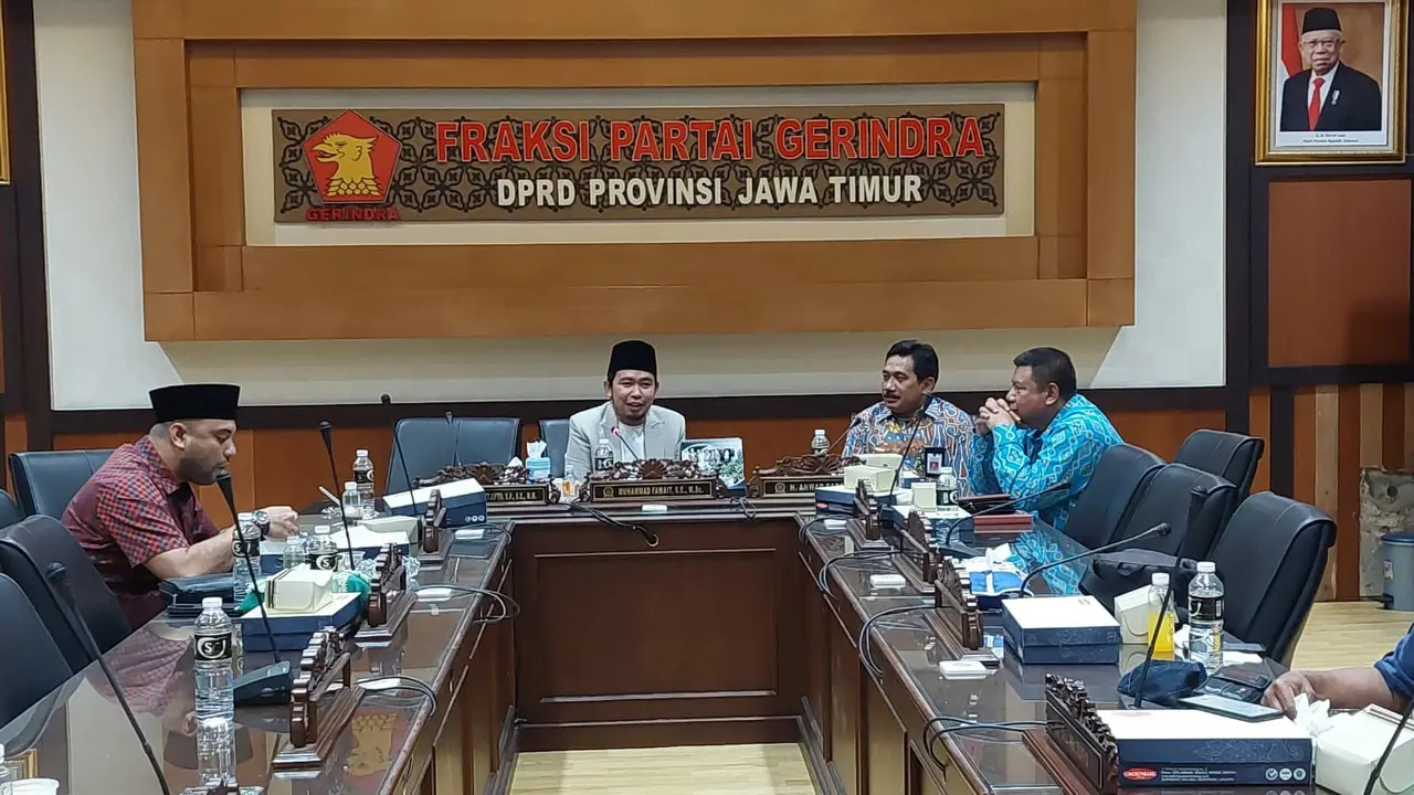 Muhammad Fawait (tengah), Ketua Fraksi Gerindra DPRD Jatim bersama rekan-rekannya di Fraksi Gerindra. (Istimewa).