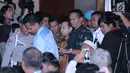 Terdakwa korupsi proyek e-KTP, Setya Novanto (tengah) masuk ruang sidang untuk mengikuti pembacaan putusan di Pengadilan Tipikor, Jakarta, Selasa (24/4). Sebelumnya, Setya Novanto dituntut 16 tahun penjara. (Liputan6.com/Helmi Fithriansyah)